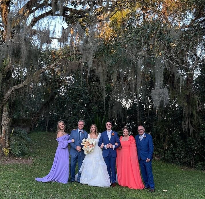 Bride and groom Isabelle Jassi and Gabriel Naspolini with their parents – Photo: Instagram reproduction @osnigiassi/NDTV