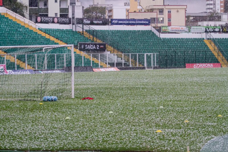 Estádio Orlando Scarpelli, no bairro Estreito, ficou coberto de gelo por conta do granizo - Foto: Patrick Floriani/FFC/ND