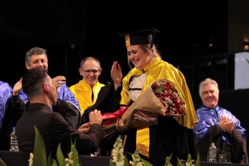 Patrick In&aacute;cio surpreendeu a sua namorada Maria Helena Stano Formanski com o pedido de casamento em plan formatura. – Foto: Divulga&ccedil;&atilde;o