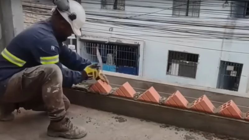 Pedreiro artista faz parede diferentona