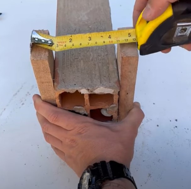 Pedreiro mostra como montar a ferramenta para grudar tijolos