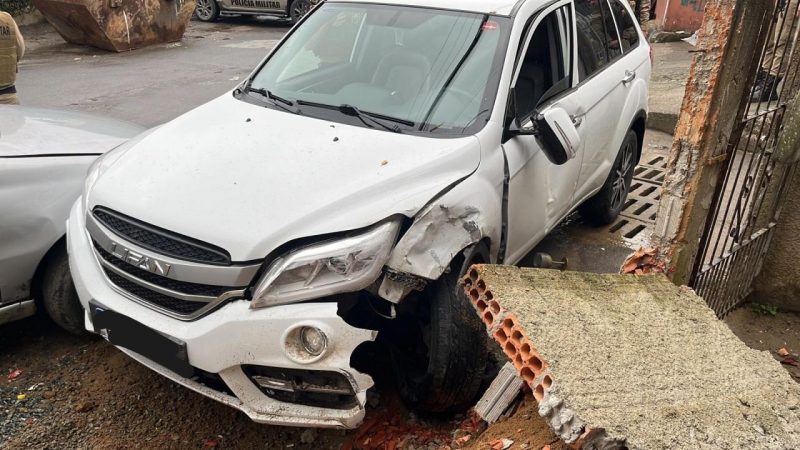 Dupla &eacute; presa com carro furtado ap&oacute;s persegui&ccedil;&atilde;o, atropelamento e batida em Itaja&iacute; – Foto: PMSC/Divulga&ccedil;&atilde;o/ND