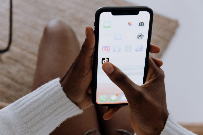 Com a fun&ccedil;&atilde;o In&iacute;cio R&aacute;pido, voc&ecirc; pode restaurar seus dados e conte&uacute;do no novo iPhone usando o backup do iCloud – Foto: Pexels/Reprodu&ccedil;&atilde;o/ND