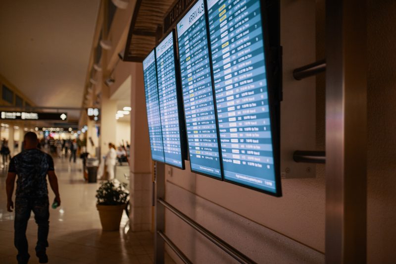 Painel de voos em aeroporto