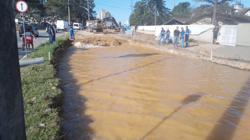 Obra causou rompimento de tubula&ccedil;&atilde;o na rua – Foto: Bruno Weinrich/ND