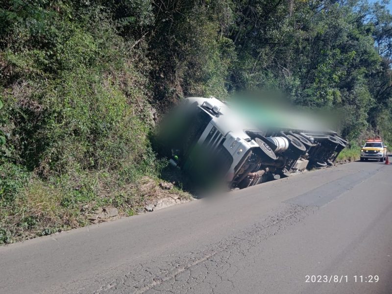 caminhão caído na canaleta