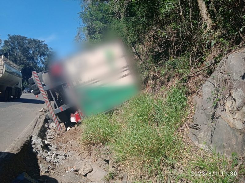 V&iacute;eculo saiu da pista e tombou na canaleta. – Foto: PMRv/Divulga&ccedil;&atilde;o/ND