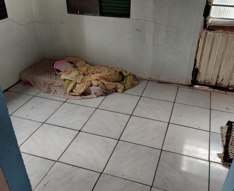 mother forced the girl to sleep on the floor