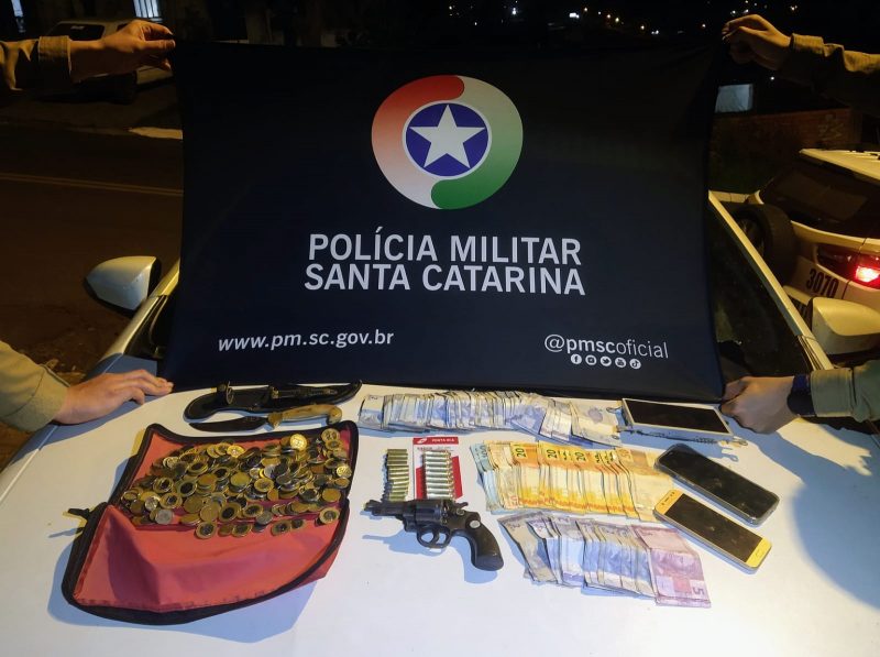 Três suspeitos do assalto na agência bancária foram presos. 