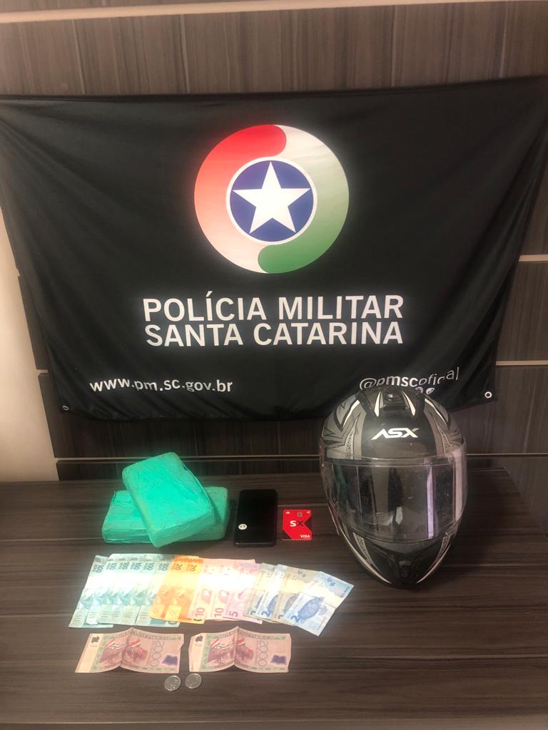 Motocicleta e droga foram apreendidos. - Polícia Militar/Divulgação/ND
