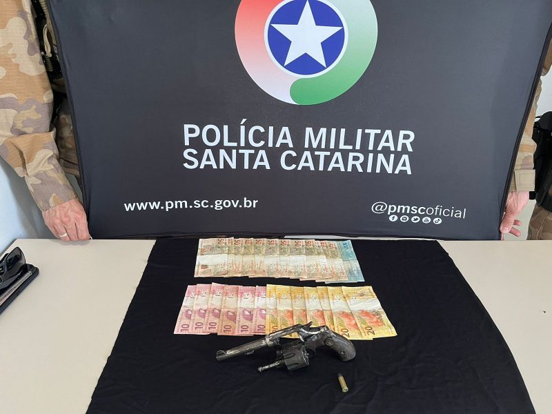 O homem foi preso em flagrante com dinheiro e arma. – Foto: Pol&iacute;cia Militar/Divulga&ccedil;&atilde;o/ND