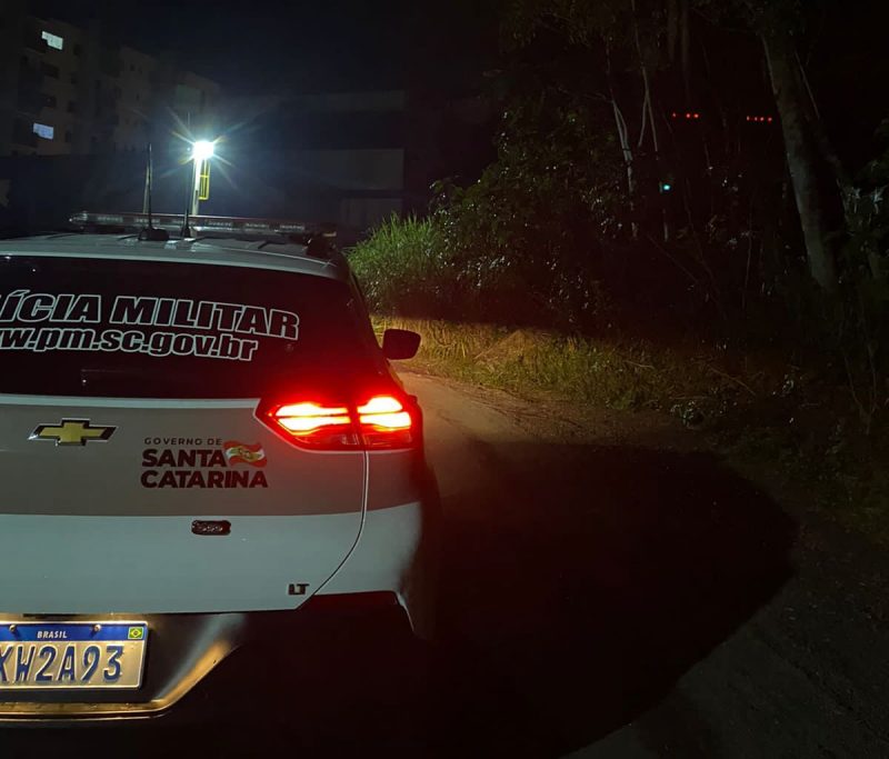 A vítima pediu socorro e ao perceber pessoas se aproximando, o homem fugiu pelo mato