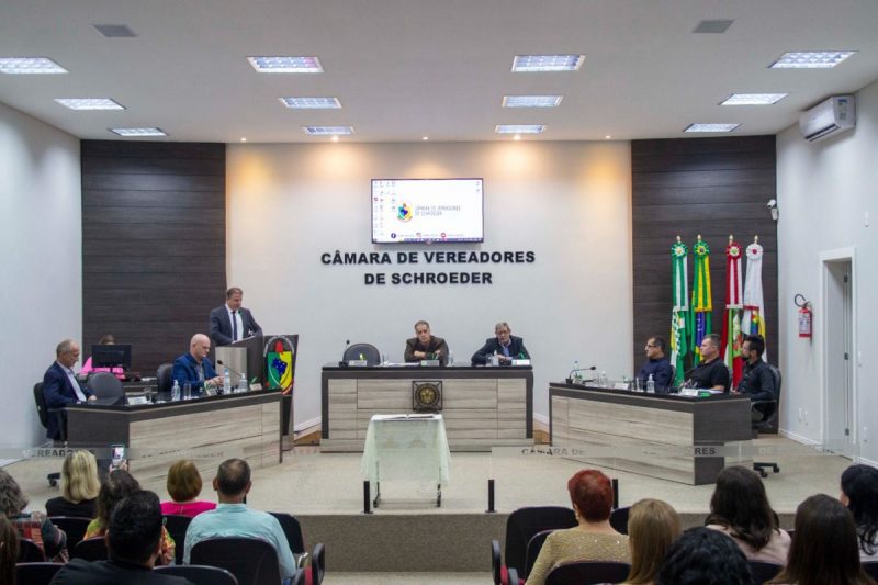 Prefeito empossado discursou aos presentes – Foto: Gabriel Junior/Portal de Schroeder/ND