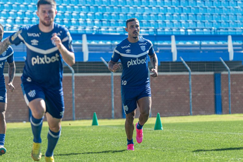 William Pottker (ao fundo) desfalca o Le&atilde;o da Ilha – Foto: Leandro Boeira/Ava&iacute; F.C/ND