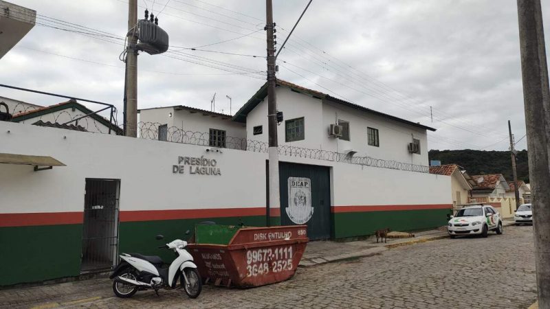 Ex-vereador foi presos ap&oacute;s resistir pris&atilde;o por descumprir medida protetiva. – Foto: Lu&iacute;s Claudio Abreu/Agora Laguna