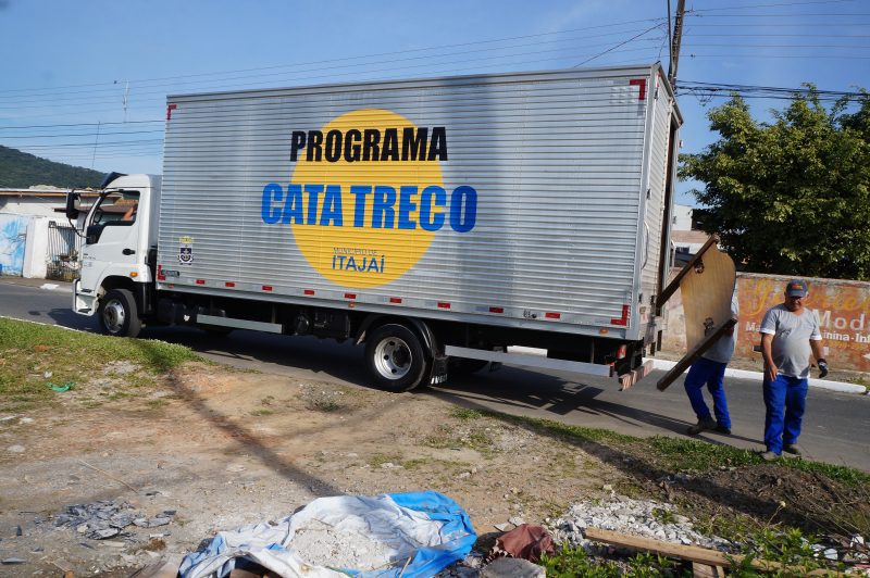 Caminhão Cata Treco passa por 23 bairros de Itajaí