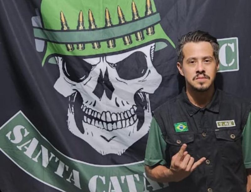 O acidente aconteceu na noite desta sexta-feira (11); o motociclista foi encontrado preso debaixo do outro veículo 