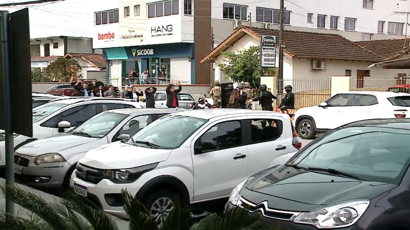 Clientes do banco vivaram ref&eacute;ns em assalto em Bigua&ccedil;u – Foto: REPRODU&Ccedil;&Atilde;O/NDTV