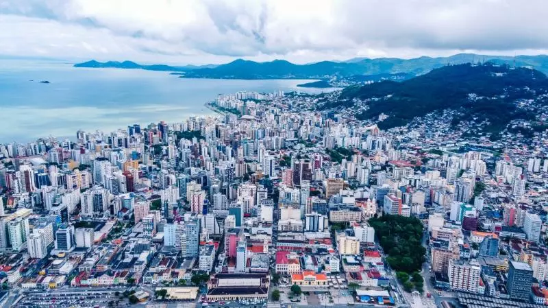 Moradores de Florian&oacute;polis que desejam regularizar a situa&ccedil;&atilde;o de seus im&oacute;veis junto &agrave; Prefeitura da Capital j&aacute; podem acessar alguns servi&ccedil;os oferecidos pelo programa Floripa Regular&nbsp;– Foto: Prefeitura de Florian&oacute;polis/Divulga&ccedil;&atilde;o