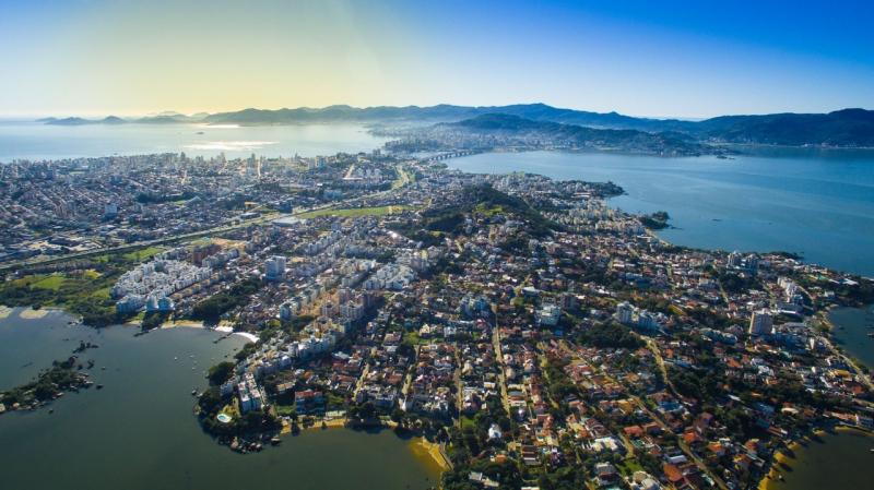 A meta &eacute; regularizar 25 mil im&oacute;veis at&eacute; o final de 2024 – Foto: Prefeitura de Florian&oacute;polis/Divulga&ccedil;&atilde;o