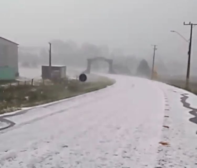Queda de granizo deixa campos branquinhos feito neve na Serra - Foto: Reprodução/ND