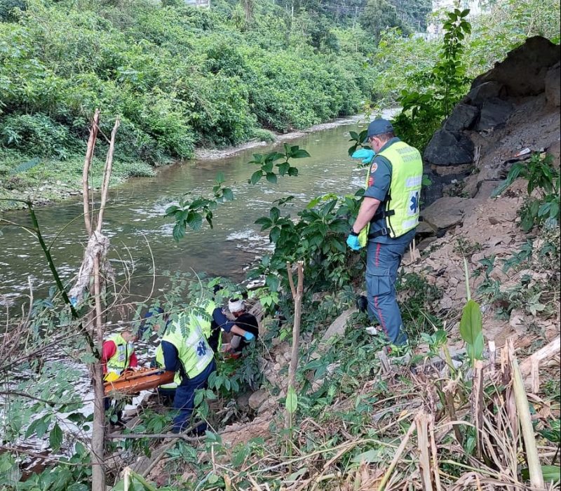 Homem ferido foi socorrido embaixo de uma ponte nesta segunda-feira (28); segundo a Polícia Militar, o outro envolvido não foi encontrado - Foto: Corpo de Bombeiros/Divulgação/ND