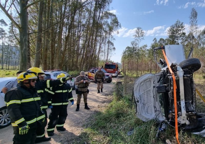 Ve&iacute;culo ficou destru&iacute;do ap&oacute;s capotamento; pessoas da comunidade retiraram as v&iacute;timas do autom&oacute;vel por conta pr&oacute;pria ap&oacute;s acidente nesta segunda-feira (7) – Foto: Corpo de Bombeiros Militar/Divulga&ccedil;&atilde;o/ND