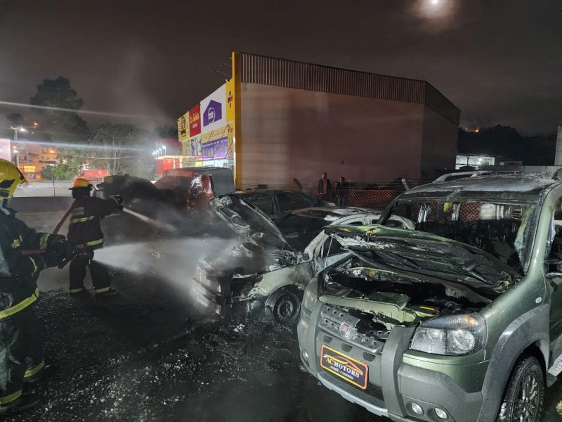 Dupla coloca fogo em carros em Blumenau