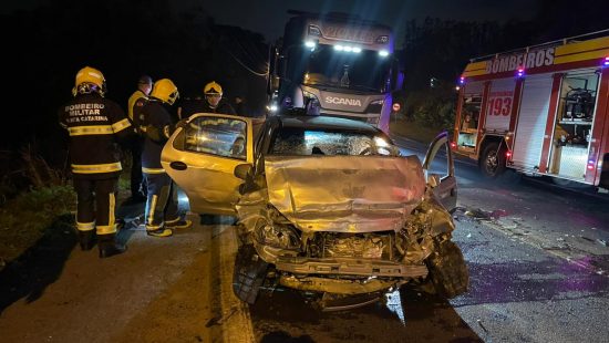 Viatura da PM é atingida por carro que disputava racha em Blumenau