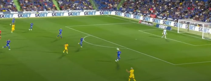 Jogador do Barcelona, Ronald Araújo pega a bola com a mão