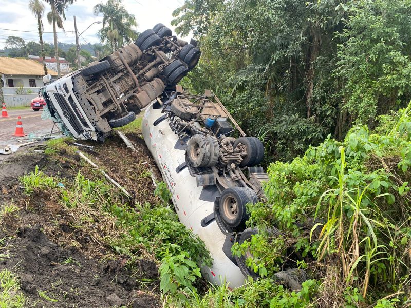 Segundo a equipe da NDTV que esteve no local na manhã desta quinta-feira (17), a carreta deverá ser removida nesta tarde 
