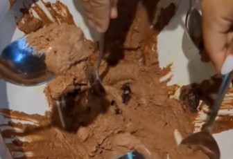 Restaurante serve sorvete de forma inusitada e viraliza 