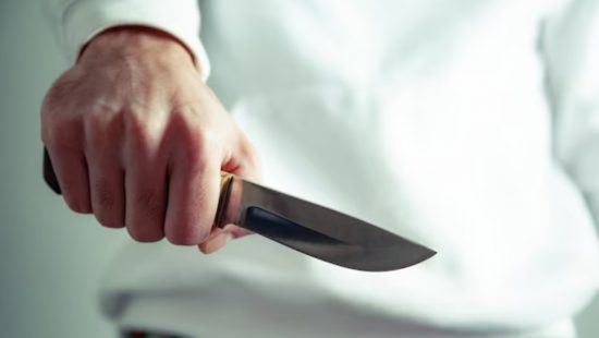 Homem é ferido com faca após negar R$ 2 para desconhecido em Balneário Camboriú
