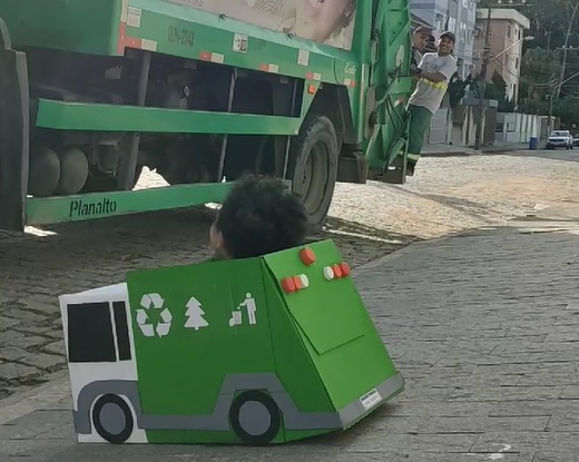 Vídeos de caminhão para crianças - O caminhão moto - cidade do