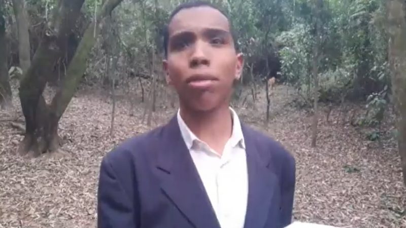 Onça aparece atrás de pastor durante pregação