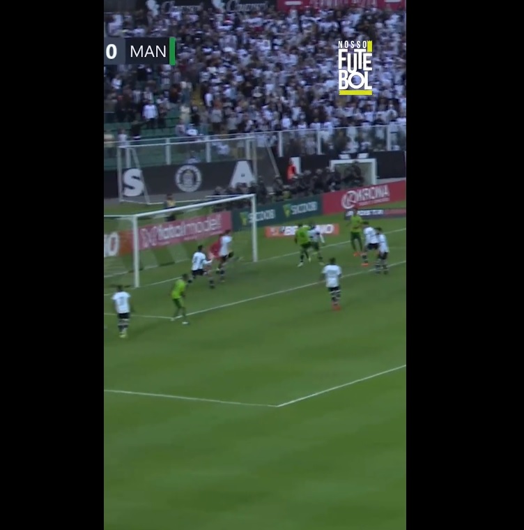 Goleiro Thiago Gonçalves em lance inacreditável