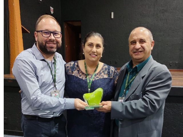 O pr&ecirc;mio foi recebido pelos coordenadores do projeto, Adriana e Elcio acompanhados do gerente de extens&atilde;o rural e pesqueira, Hoilson Fogolari. Foto: Epagri/ND