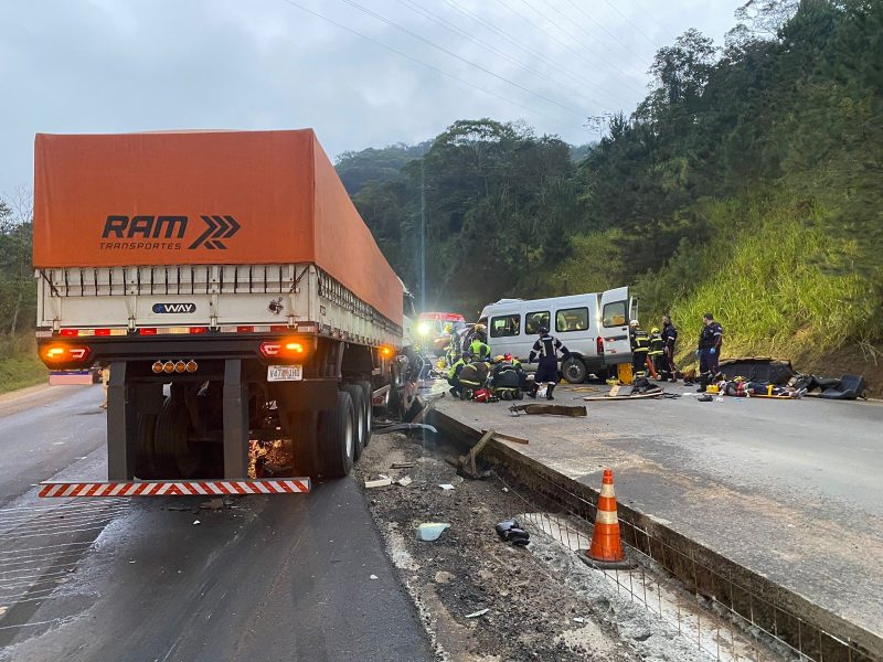 Carreta e van bateram de frente na altura do acesso para o distrito Belchior, na manh&atilde; desta sexta-feira (4) – Foto: Mois&eacute;s Stuker/NDTV