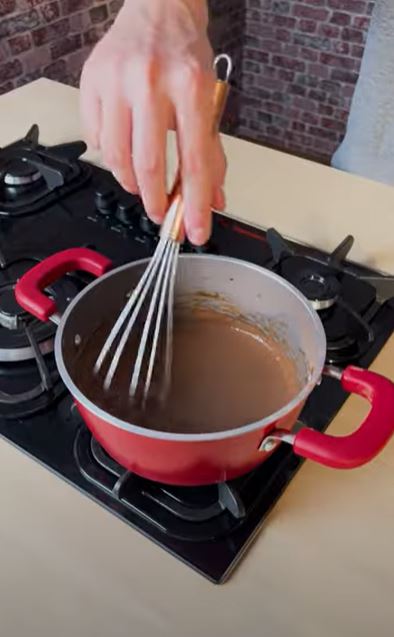 Com poucos ingredientes, a receita do strogonoff de chocolate promete conquistar os "chocolovers" de plantão