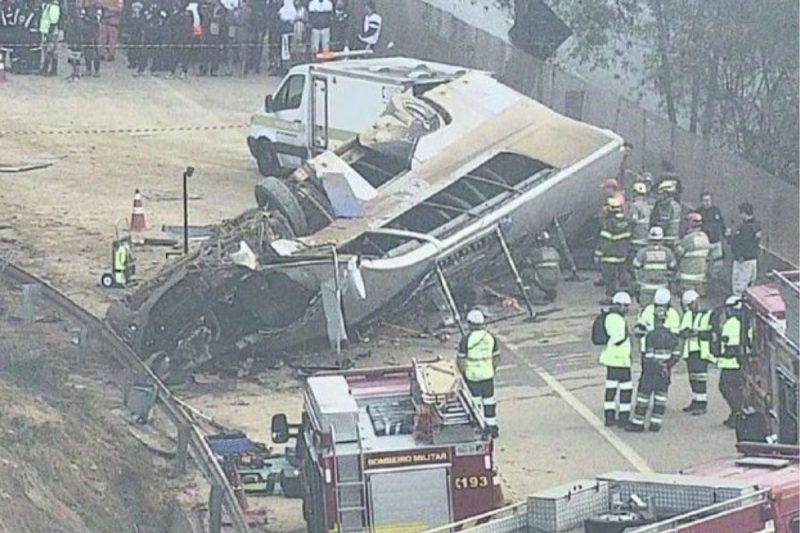 Ve&iacute;culo transportava torcedores ap&oacute;s partida entre Corinthians e Cruzeiro – Foto: Corpo de Bombeiros/Divulga&ccedil;&atilde;o/ND