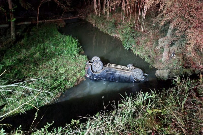 Motorista com ferimentos foi encaminhado &agrave; UPA; enquanto o segundo envolvido fugiu do local – Foto: CBMSC/Divulga&ccedil;&atilde;o/ND