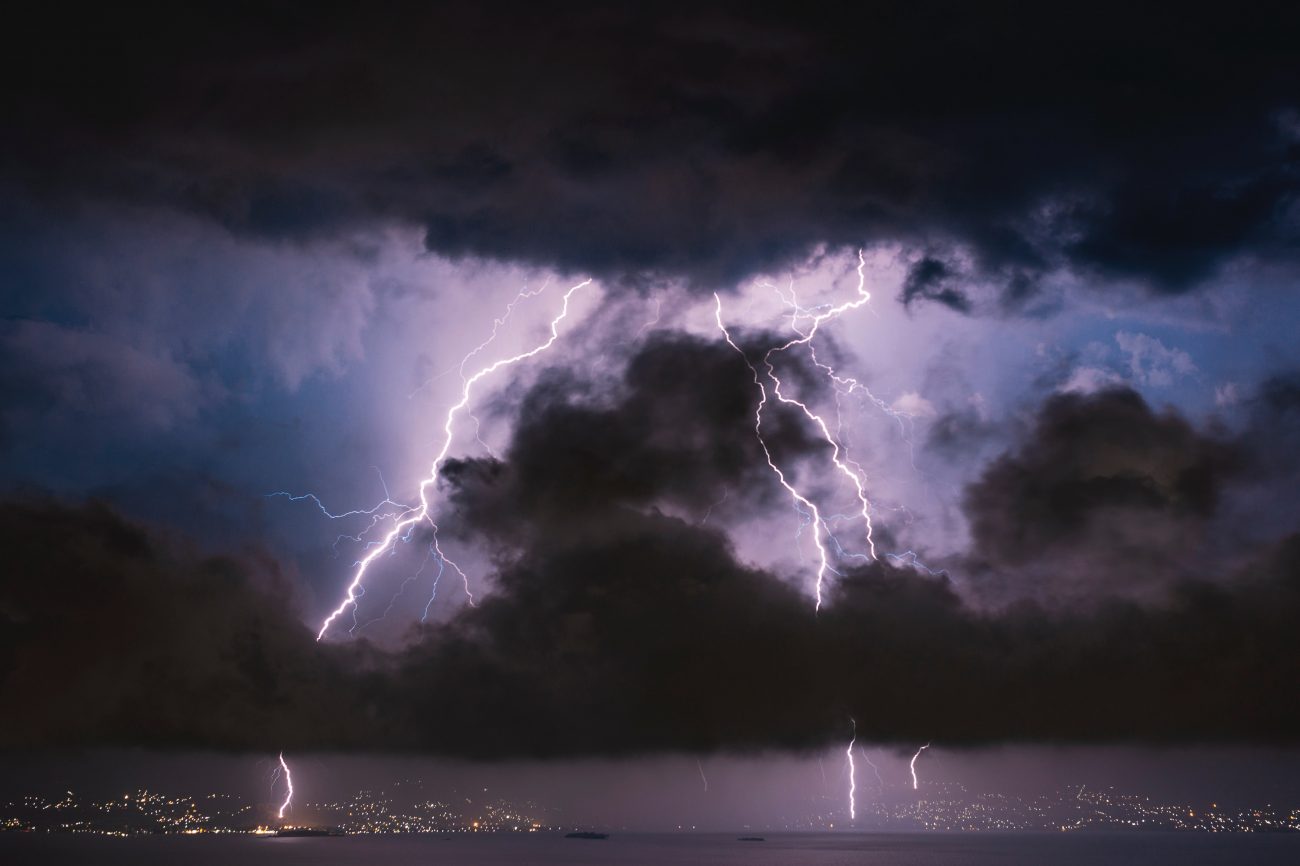 Na foto é possível ver um temporal com raios chuvas e muitas nuvens.