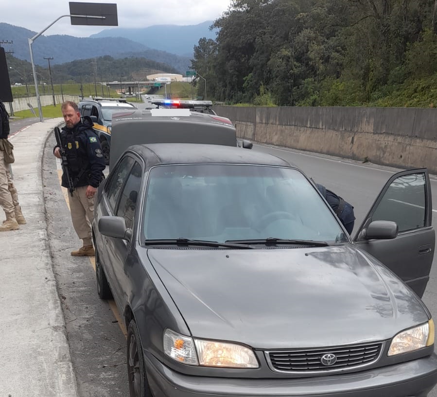 Suspect under civilian police investigation was arrested while police ran over BR-101 road in Joinville this Sunday (27) – PRF/Disclosure/ND