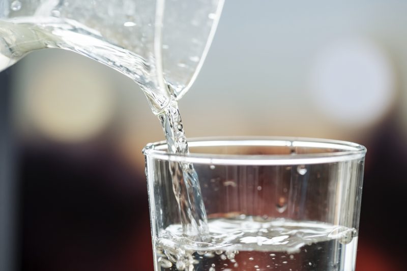 Macro shot of pouring water into a glass – Foto: Freepik/Divulga&ccedil;&atilde;o/ND