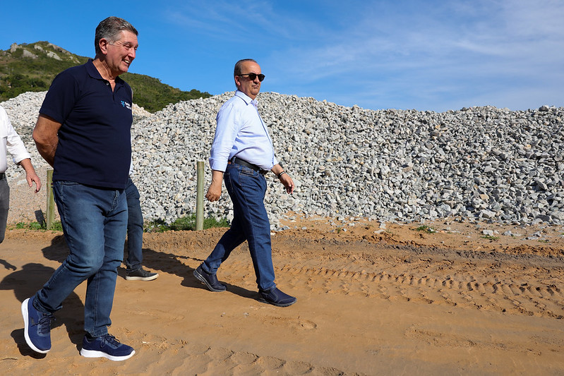 Top&aacute;zio Neto e Jorginho Mello na obra do bin&aacute;rio da Lagoa da Concei&ccedil;&atilde;o – Foto: Roberto Zacarias/Secom/ND