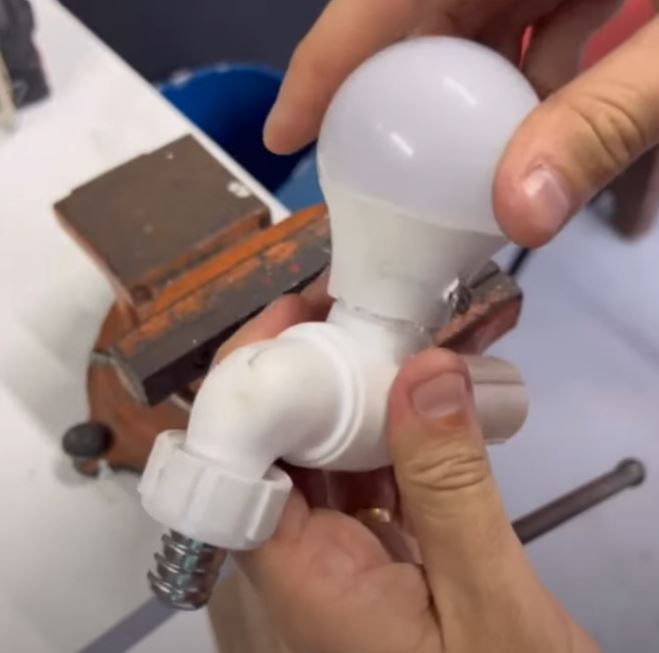 Gênio do 'faça você mesmo' ensina a consertar torneira quebrada com lâmpada de LED