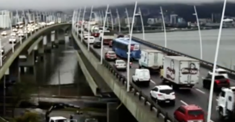 Acidente com feridos e &oacute;leo na pista: tr&acirc;nsito de Florian&oacute;polis amanhece ca&oacute;tico nesta quarta – Foto: NDTV/Reprodu&ccedil;&atilde;o/ND