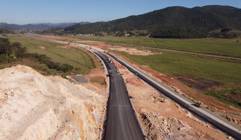 Obras no entroncamento entre o Contorno Viário e a BR-101 no trecho Norte