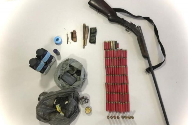 Arma e muni&ccedil;&otilde;es foram encontradas na casa onde estavam as crian&ccedil;as – Foto: Pol&iacute;cia Militar/Divugal&ccedil;&atilde;o/ND