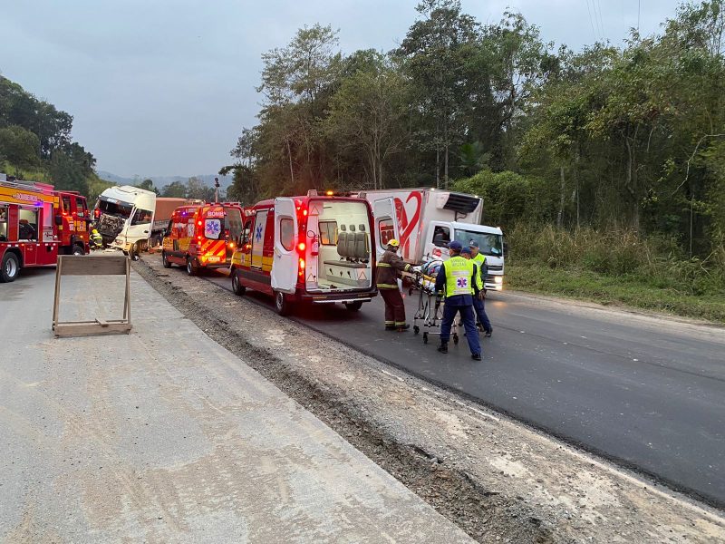 Carreta e van bateram de frente na altura do acesso para o distrito Belchior, na manh&atilde; desta sexta-feira (4) – Foto: Mois&eacute;s Stuker/NDTV